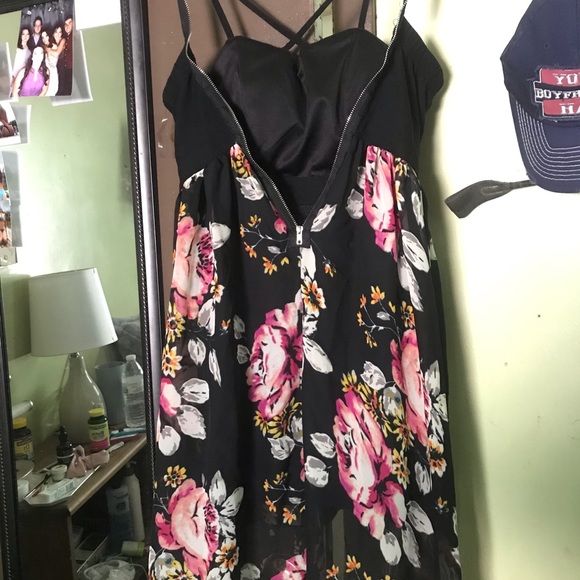 Adorable floral dress! High low and built in padding. - Picture 5 of 6